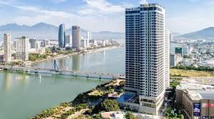 Xe Mercedes Maybach phóng nhanh tông vào xe khách đỗ ven đường, tài xế bị thương nặng